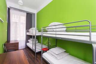 Хостелы One World Hostel Краков Кровать в общем номере с 4 кроватями-1