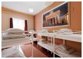 Хостелы One World Hostel Краков Односпальная кровать в общем номере с 10 кроватями-3